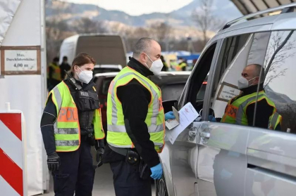 Austria: Trei morti, dupa ce o duba cu migranti a incercat sa scape de politia de frontiera si s-a rasturnat Austria: Trei morti, dupa ce o duba cu migranti a incercat sa scape de politia de frontiera si s-a rasturnat