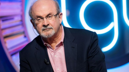 Agentul lui Salman Rushdie: Scriitorul a inceput „drumul spre recuperare”