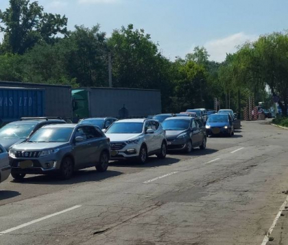 E aglomeratie la frontiera moldo-romana. S-au format ambuteiaje si la intrarea in tara. Precizarile Politiei de Frontiera - FOTO
E aglomeratie la frontiera moldo-romana. S-au format ambuteiaje si la intrarea in tara. Precizarile Politiei de Frontiera - FOTO