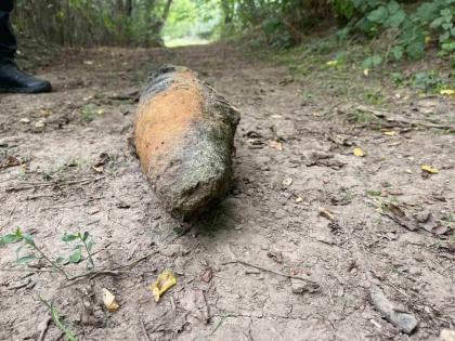 Un Politist de Frontiera a gasit un obuz de pe timpul celui de-al Doilea Razboi Mondial, in raionul Ungheni. Politia: "Obiectul explozibil se afla in paza Politiei de Frontiera Sculeni" - FOTO Un Politist de Frontiera a gasit un obuz de pe timpul celui de-al Doilea Razboi Mondial, in raionul Ungheni. Politia: "Obiectul explozibil se afla in paza Politiei de Frontiera Sculeni" - FOTO