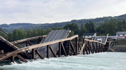 Un pod rutier s-a prabusit in sudul Norvegiei. Doua masini au cazut in apa Un pod rutier s-a prabusit in sudul Norvegiei. Doua masini au cazut in apa