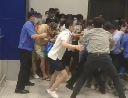 Imagini virale cu oameni care fug dintr-un magazin din Shanghai pentru a scapa de carantina - VIDEO