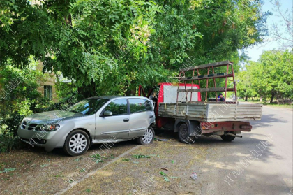 Un sofer a lovit o masina parcata si a fugit de la locul accidentului, la Causeni. Martor: ,,In automobil se afla o persoana ranita”