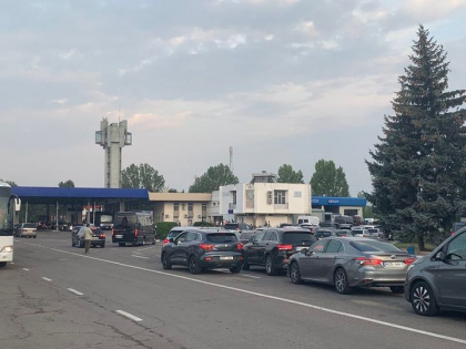 Aglomeratie la frontiera cu Romania. S-au format ambuteiaje la vama Leuseni. Cate masini asteapta sa iasa din tara Aglomeratie la frontiera cu Romania. S-au format ambuteiaje la vama Leuseni. Cate masini asteapta sa iasa din tara