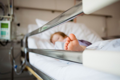 O fetita de un an a ajuns la spital, dupa ce un trunchi de copac a cazut peste ea, la Ribnita. Cum s-a intamplat totul O fetita de un an a ajuns la spital, dupa ce un trunchi de copac a cazut peste ea, la Ribnita. Cum s-a intamplat totul