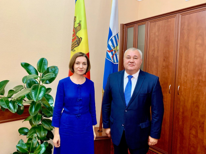 Dupa mai bine de un an si jumatate, Maia Sandu a ajuns intr-o vizita de lucru la Balti. Sefa statului s-a intalnit cu primarul orasului, Nicolai Grigorisin. Despre ce au discutat cei doi - VIDEO