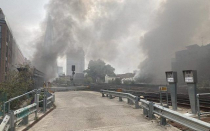 Marea Britanie: Mai multe incendii au izbucnit in apropiere de Podul Londrei. Peste 70 de pompieri au intervenit pentru stingerea focului. Patru linii de cale ferata inchise si o linie de metrou partial suspendata - VIDEO Marea Britanie: Mai multe incendii au izbucnit in apropiere de Podul Londrei. Peste 70 de pompieri au intervenit pentru stingerea focului. Patru linii de cale ferata inchise si o linie de metrou partial suspendata - VIDEO