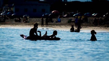 O fetita de 10 ani a plutit pe o saltea din Vama Veche, Romania pana in Bulgaria O fetita de 10 ani a plutit pe o saltea din Vama Veche, Romania pana in Bulgaria