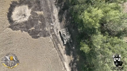 „Lovitura de 3 puncte”: Momentul in care o drona ucraineana reuseste sa lanseze o grenada chiar prin trapa deschisa a unui tanc rusesc „Lovitura de 3 puncte”: Momentul in care o drona ucraineana reuseste sa lanseze o grenada chiar prin trapa deschisa a unui tanc rusesc