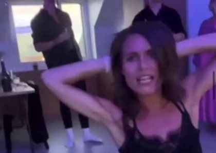 Cum petrece cel mai cool premier din Europa: Muzica, dansuri provocatoare si bautura - VIDEO 