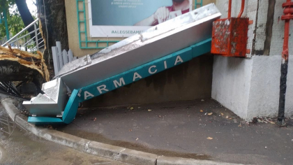Ploaia a facut ravagii si de aceasta data, in capitala. O bucata din acoperisul unei fermacii - cazut la pamant, iar unii copaci - smulsi din radacini - FOTO Ploaia a facut ravagii si de aceasta data, in capitala. O bucata din acoperisul unei fermacii - cazut la pamant, iar unii copaci - smulsi din radacini - FOTO