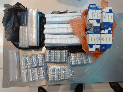 Au incercat sa intre in tara cu preparate cosmetice in valoare de peste 14 000 de euro. O femeie si fiul ei - retinuti pe Aeroportul International Chisinau - FOTO Au incercat sa intre in tara cu preparate cosmetice in valoare de peste 14 000 de euro. O femeie si fiul ei - retinuti pe Aeroportul International Chisinau - FOTO