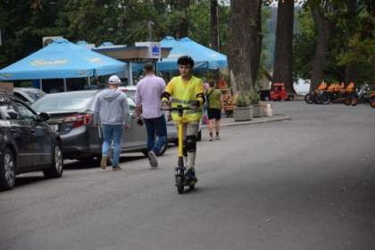 Noi reguli de circulatie pentru persoanele care inchiriaza trotinete: Acestea nu vor depasi 15 km/h si greutatea incarcaturii de 120 de kg. De ce a fost luata aceasta decizie - FOTO Noi reguli de circulatie pentru persoanele care inchiriaza trotinete: Acestea nu vor depasi 15 km/h si greutatea incarcaturii de 120 de kg. De ce a fost luata aceasta decizie - FOTO