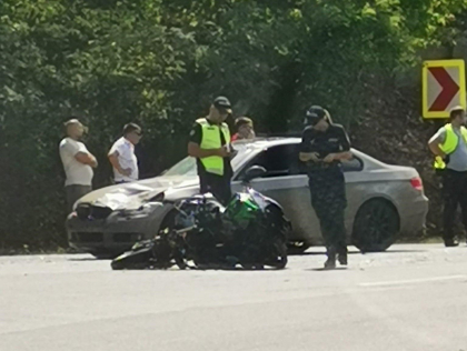 Accident la Hincesti. Doua persoane - transportate la spital, dupa ce s-au lovit cu motocicleta de un BMW - FOTO Accident la Hincesti. Doua persoane - transportate la spital, dupa ce s-au lovit cu motocicleta de un BMW - FOTO