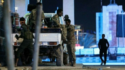 Cel putin opt morti in atacul asupra unui hotel din Somalia Cel putin opt morti in atacul asupra unui hotel din Somalia