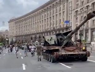 Palma peste fata a Ucrainei pentru Rusia. Blindatele „ruginite” ale rusilor au ajuns material de expozitie pe strazile din Kiev - VIDEO Palma peste fata a Ucrainei pentru Rusia. Blindatele „ruginite” ale rusilor au ajuns material de expozitie pe strazile din Kiev - VIDEO