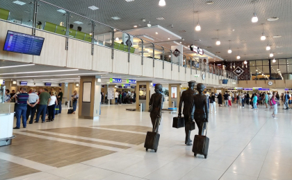A facut cale intorasa, la Aeroportul International Chisinau. Unui cetatean din Tadjikistan i s-a refuzat intrarea in Republica Moldova, dupa ce i s-a gasit un permis de sedere fals - FOTO A facut cale intorasa, la Aeroportul International Chisinau. Unui cetatean din Tadjikistan i s-a refuzat intrarea in Republica Moldova, dupa ce i s-a gasit un permis de sedere fals - FOTO