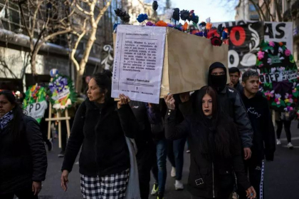 „Salariul a murit. Odihneasca-se-n pace!”: argentinienii au organizat o slujba de inmormantare a salariului, evaporat de inflatie