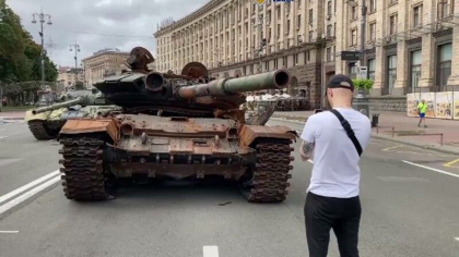 Reactiile oamenilor din Kiev, dupa ce strazile orasului s-au umplut de zeci de blindate rusesti distruse Reactiile oamenilor din Kiev, dupa ce strazile orasului s-au umplut de zeci de blindate rusesti distruse