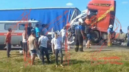 Accident grav in Rusia. Sunt 15 morti in urma unei coliziuni dintre un microbuz si doua camioane