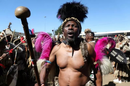 Noul rege al poporului Zulu, incoronat in Africa de Sud. Pentru a-i succede tatalui el a trebuit sa ucida un leu Noul rege al poporului Zulu, incoronat in Africa de Sud. Pentru a-i succede tatalui el a trebuit sa ucida un leu