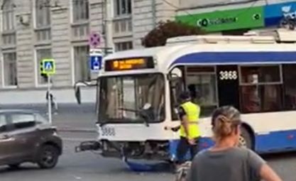 Un troleibuz si un taxi s-au ciocnit, in capitala - VIDEO