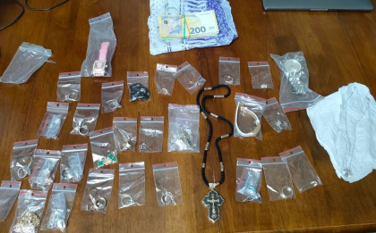 Trei persoane - retinute la vama Palanca pentru contrabanda cu bijuterii. Doar una din acestea ar valora peste 1,7 milioane lei - FOTO 