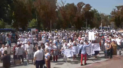 Membrii si simpatizantii Partidului SOR - din nou prezenti in fata Presedintiei. Acestia protesteaza impotriva retinerii Marinei Tauber - VIDEO