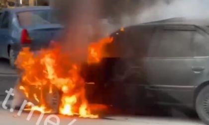 Momentul in care o masina arde ca o torta, in capitala - VIDEO
