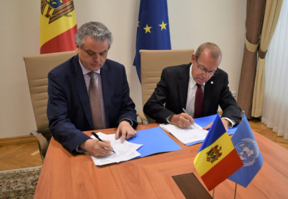 Oleg Serebrian a semnat un acord cu coordonatorul rezident Simon Springett si sefii unor agentii ONU: „Pentru a imbunatati si a consolida respectarea drepturilor omului in regiunea transnistreana” - FOTO Oleg Serebrian a semnat un acord cu coordonatorul rezident Simon Springett si sefii unor agentii ONU: „Pentru a imbunatati si a consolida respectarea drepturilor omului in regiunea transnistreana” - FOTO
