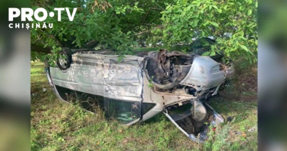 Sapte angajati ai serviciului vamal au ajuns la spital, dupa ce microbuzul in care se aflau s-a lovit frontal cu un automobil, la Comrat 