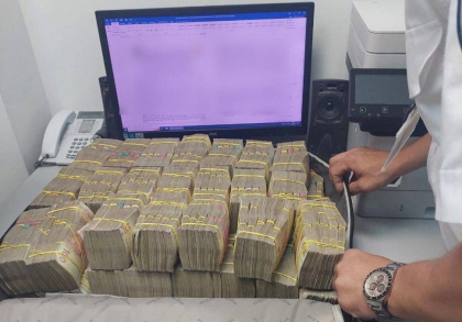 A incercat sa iasa din tara cu 4,7 milioane de hrivne ucrainene, dar si sume in alte opt valute. Un cetatean al Federatiei Ruse - retinut pe Aeroportul International Chisinau - FOTO 