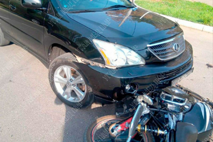 Un barbat - transportat la spital, dupa ce s-a lovit cu motocicleta de o masina, la Tiraspol. Cum s-a intamplat totul - FOTO Un barbat - transportat la spital, dupa ce s-a lovit cu motocicleta de o masina, la Tiraspol. Cum s-a intamplat totul - FOTO
