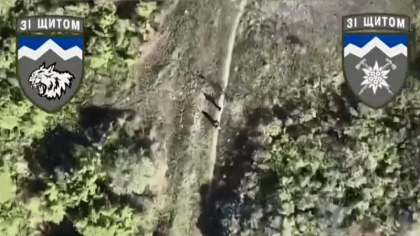 Imagini cu impact emotional. Momentul in care o grenada lansata dintr-o drona ucraineana explodeaza langa doi soldati rusi. Unul dintre ei cade secerat - VIDEO Imagini cu impact emotional. Momentul in care o grenada lansata dintr-o drona ucraineana explodeaza langa doi soldati rusi. Unul dintre ei cade secerat - VIDEO
