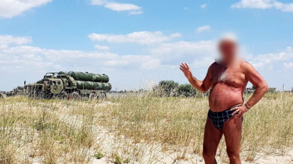 Un rus si-a facut un selfie in slip in Crimeea si a dezvaluit din greseala unde ascunde Moscova rachetele S-400 Un rus si-a facut un selfie in slip in Crimeea si a dezvaluit din greseala unde ascunde Moscova rachetele S-400