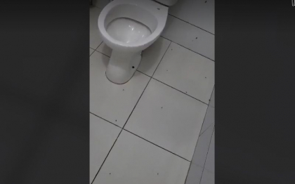 Noi imagini inspaimantatoare de la Spitalul din Balti. Gandacii roiesc prin saloanele in care se trateaza copii: „Doua nopti nu am dormit. Mi-era teama ca vor merge gandacii peste copil” - VIDEO 