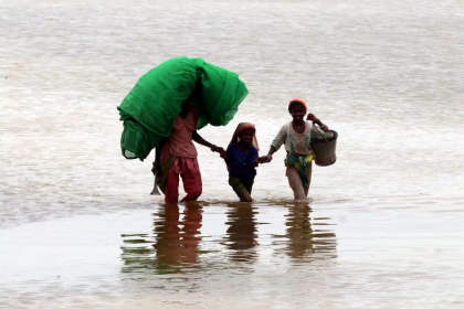Peste 900 de persoane, inclusiv sute de copii, au murit din cauza inundatiilor din Pakistan