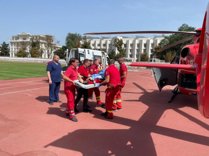 Interventie SMURD. Un barbat - transportat de urgenta din Chisinau la Iasi, dupa ce a fost diagnosticat cu tumoare cerebrala si a suferit doua interventii chirurgicale - GALERIE FOTO Interventie SMURD. Un barbat - transportat de urgenta din Chisinau la Iasi, dupa ce a fost diagnosticat cu tumoare cerebrala si a suferit doua interventii chirurgicale - GALERIE FOTO