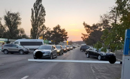 Atentie, calatori. S-au format ambuteiaje la frontiera de stat. Care sunt cele mai aglomerate puncte de trecere - FOTO Atentie, calatori. S-au format ambuteiaje la frontiera de stat. Care sunt cele mai aglomerate puncte de trecere - FOTO