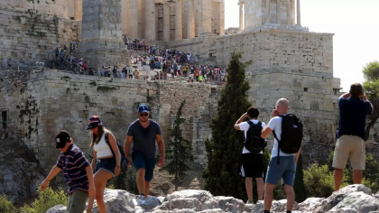 Grecia a primit vara aceasta un numar masiv de turisti straini, in vreme ce multi greci nu si-au mai permis vacante in propria tara Grecia a primit vara aceasta un numar masiv de turisti straini, in vreme ce multi greci nu si-au mai permis vacante in propria tara