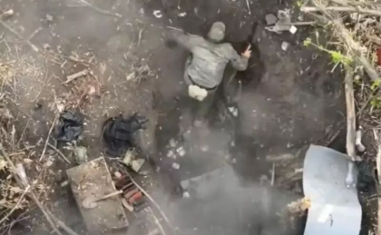 Imagini cu impact emotional. O drona ucraineana a lansat o grenada catre un rus care dormea in transee. Ce s-a intamplat dupa - VIDEO 