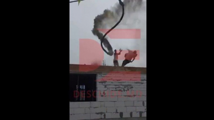 Imagini cu impact emotional. Momentul in care un barbat este aruncat de pe o constructie de furtunul unei betoniere, la Orhei - VIDEO