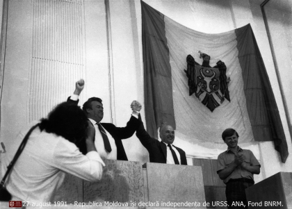 „Niciodata nu trebuie sa uitam ca independenta nu ni s-a oferit pe tava”. Ministrul Justitiei a publicat fotografii din 1991 - GALERIE FOTO