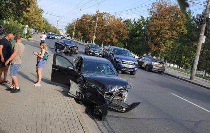 Doua masini s-au ciocnit violent, in capitala. Imagini de la locul accidentului - FOTO Doua masini s-au ciocnit violent, in capitala. Imagini de la locul accidentului - FOTO