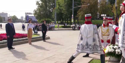 Conducerea tarii a depus flori la monumentul lui Stefan cel Mare si Sfant cu ocazia celei de-a 31-a aniversari a Independentei Republicii Moldova Conducerea tarii a depus flori la monumentul lui Stefan cel Mare si Sfant cu ocazia celei de-a 31-a aniversari a Independentei Republicii Moldova