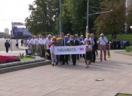 Deputatii ”Parlamentului 90” - prezenti in PMAN. Au depus flori la monumentul lui Stefan cel Mare si Sfant cu ocazia celei de-a 31-a aniversari a Independentei Republicii Moldova