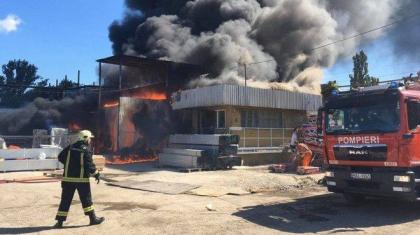 A luat foc un depozit de pastrare a brichetelor, la Ungheni. IGSU: „In timp ce pompierii incercau sa stinga focul, a explodat o butelie cu gaz”. Ce s-a intamplat dupa - FOTO