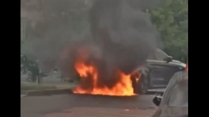 Un BMW X6 al unui oficial al Armatei lui Putin a fost incendiata la Moscova. Martorii spun ca la cativa metri au vazut o tanara - VIDEO Un BMW X6 al unui oficial al Armatei lui Putin a fost incendiata la Moscova. Martorii spun ca la cativa metri au vazut o tanara - VIDEO