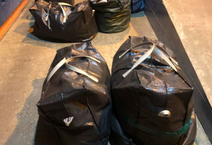 A incercat sa intre in Moldova cu genti pline cu haine si incaltaminte fara a le declara. O persoana - retinuta la vama Tudora. Unde urma sa ajunga marfa - FOTO A incercat sa intre in Moldova cu genti pline cu haine si incaltaminte fara a le declara. O persoana - retinuta la vama Tudora. Unde urma sa ajunga marfa - FOTO