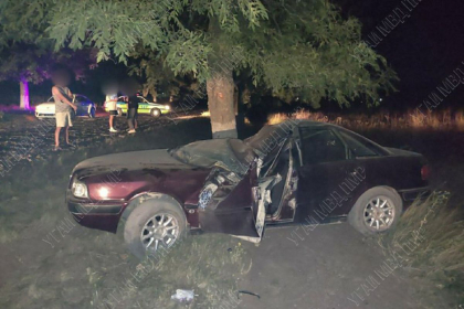 Trei persoane, printre care doi adolescenti, au ajuns la spital dupa ce automobilul in care se aflau s-a rasturnat, la Dubasari. Imagini de la locul accidentului - GALERIE FOTO Trei persoane, printre care doi adolescenti, au ajuns la spital dupa ce automobilul in care se aflau s-a rasturnat, la Dubasari. Imagini de la locul accidentului - GALERIE FOTO